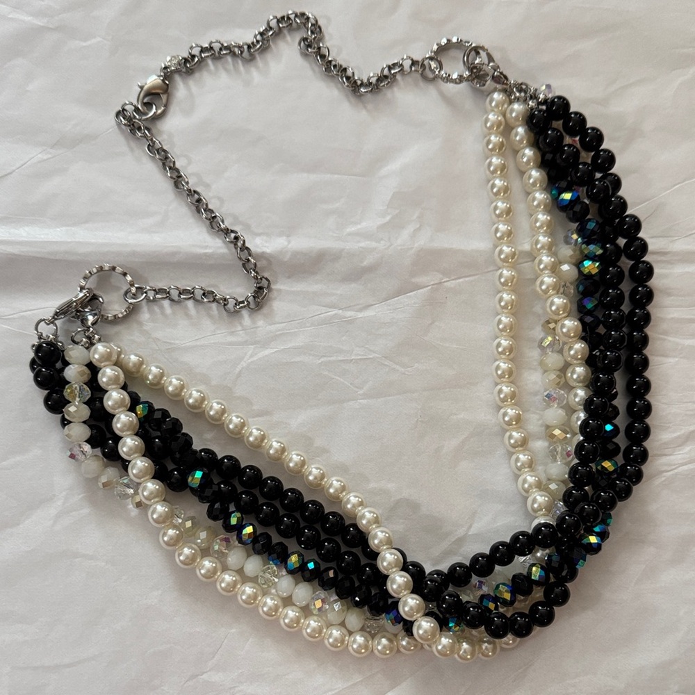 Multi beaded pearl and black chained necklace.